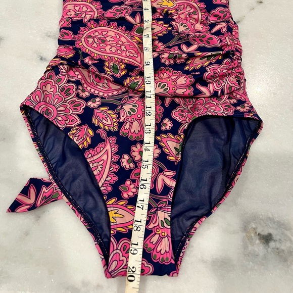 🆕 Boden Levanzo Ruched Halter One Piece Swimsuit
Size 4R Navy, Paisley Terrace🆕 - Picture 8 of 10